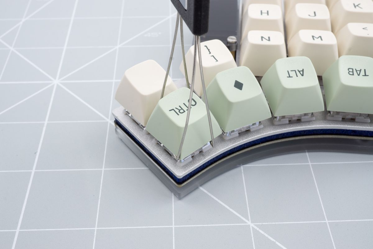 Positioning the keycap puller