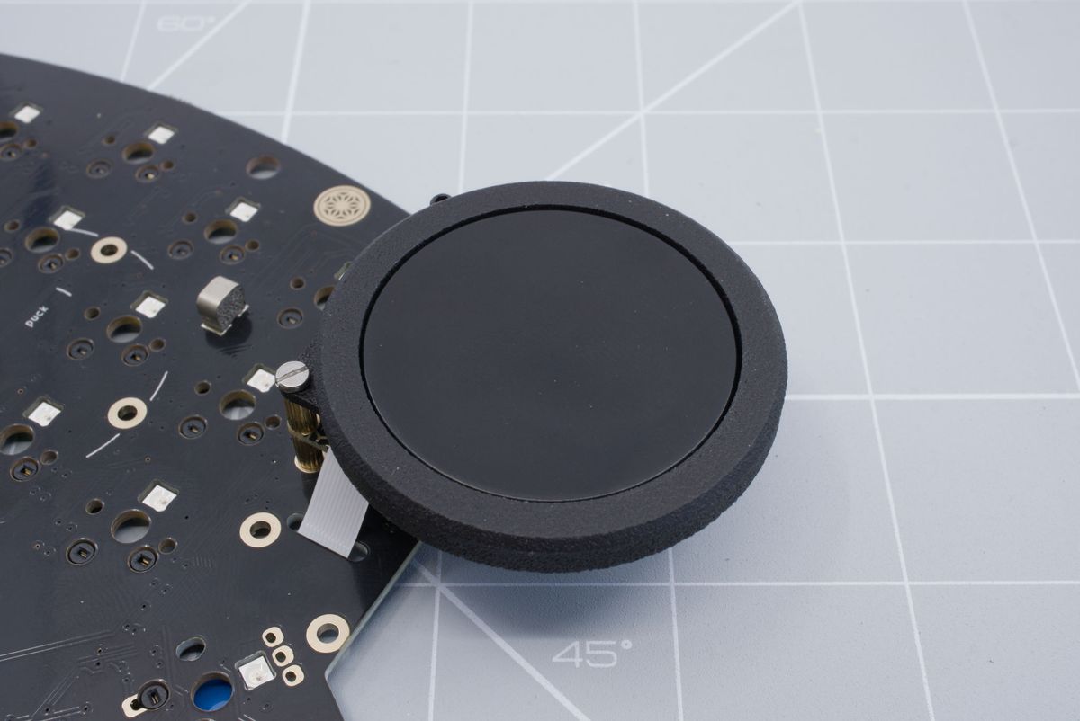 Screwing down the locking ring