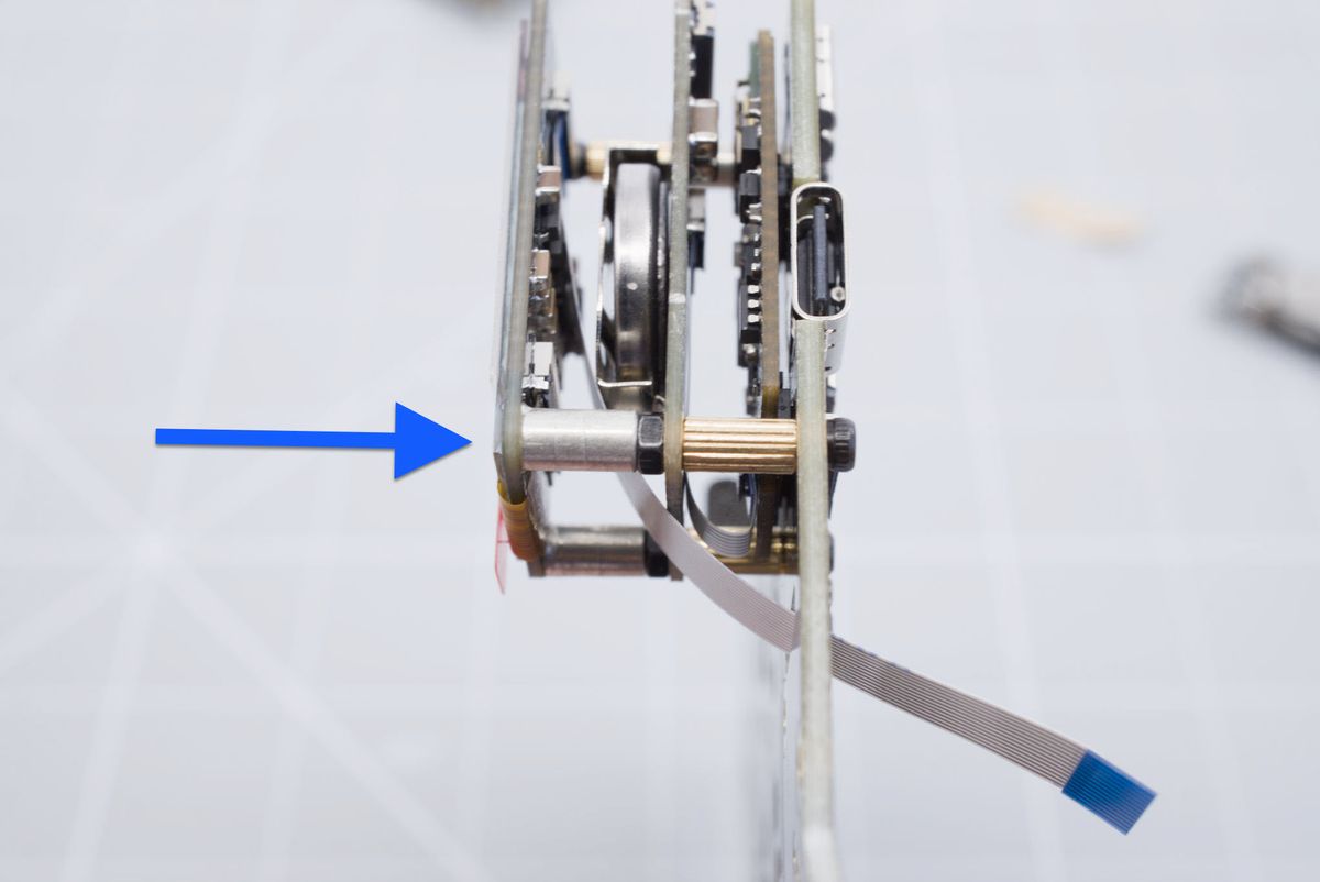 Where to put pressure when tightening the screws